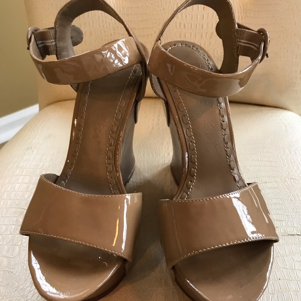 Alice and Olivia nude wedges